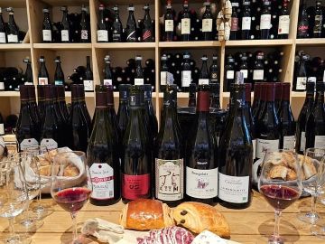 Le BEAUJOLAIS NOUVEAU est arrivé.. et ça se fête dès le matin ! 🥳 🍷

Dégustation offerte toute la journée. De belles découvertes..

À tout de suite !...